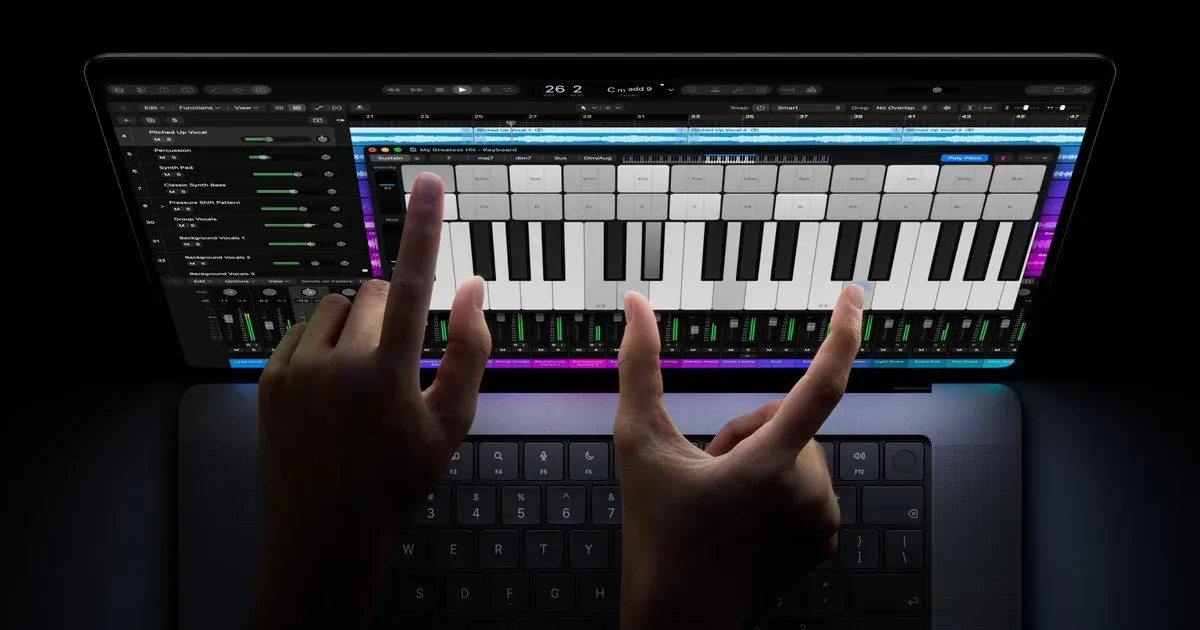 PROLED XDRディスプレイ搭載MacBook Proを指でタッチ操作している様子