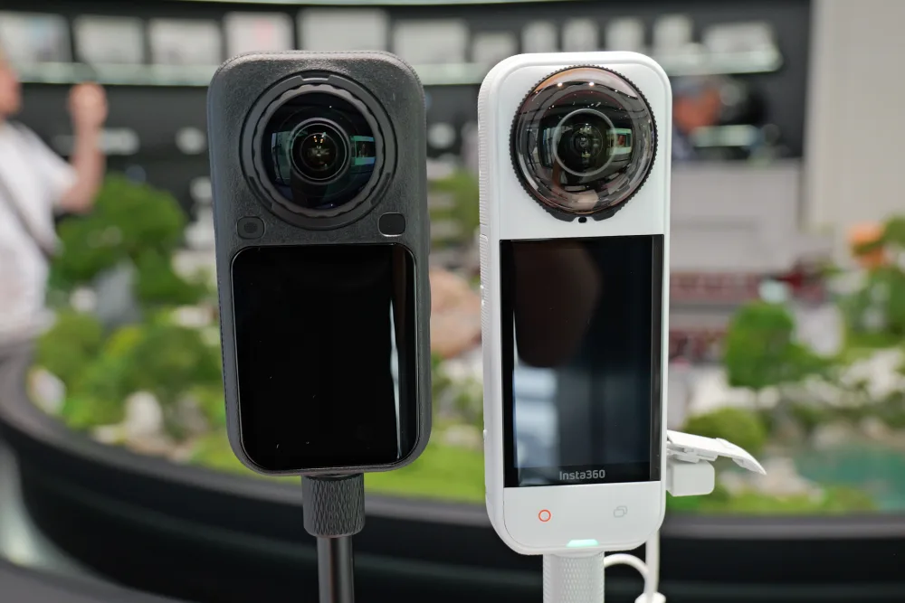 Insta360 X6はミッドナイトブラックとアークティックホワイトの2色展開（画像出典: デジカメ Watch）